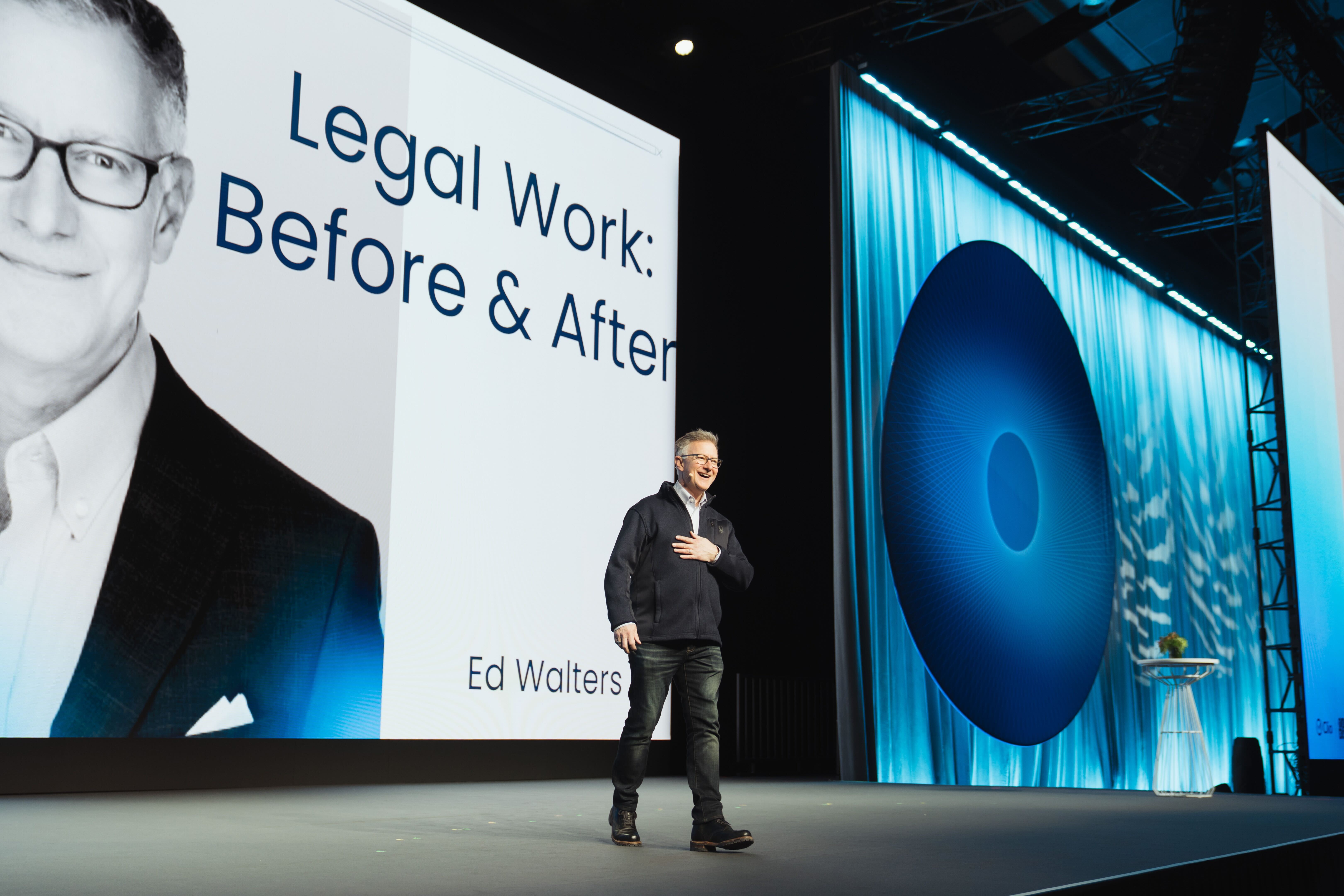 Ed Walters hace una presentación de pie